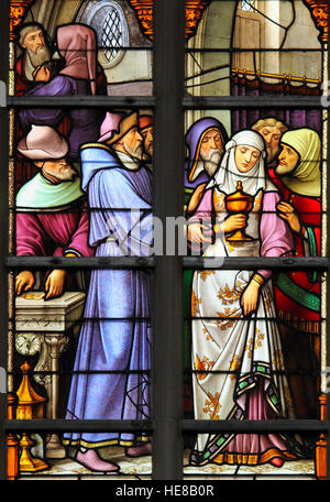 Vetrata raffigurante la leggenda antisemitic della profanata pane sacramentale, per cui un ebreo femmina convertire al cristianesimo è pagato per prendere il furto Foto Stock