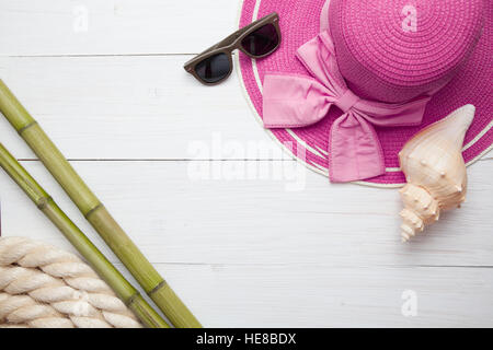 Vintage viaggiare ancora la vita sulla vecchia staccionata in legno con corda, stelle marine, bussola, segni e bottiglia Foto Stock