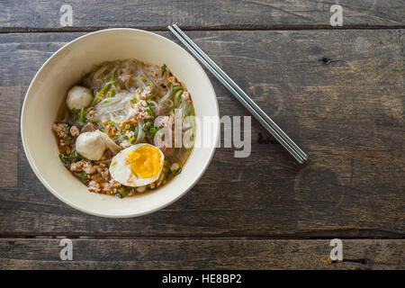 Chiudere fino a base di noodle tailandese sul tavolo di legno con uno spazio Foto Stock