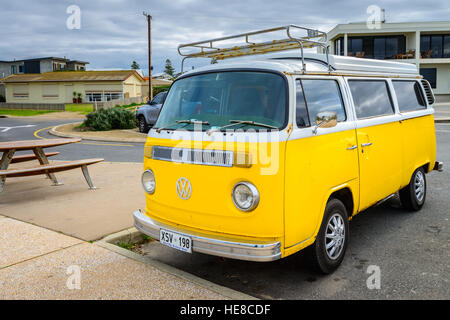 Adelaide, Australia - Agosto 14, 2016: Classico giallo Volkswagen Transporter camper parcheggiato su una strada a Middleton beachfront Foto Stock