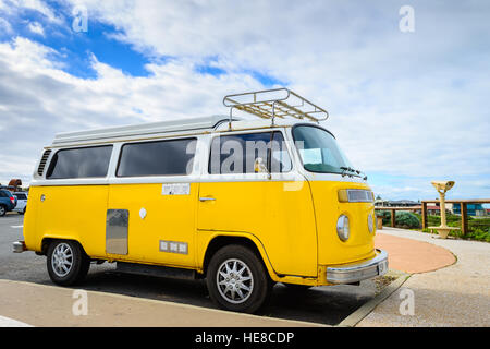 Adelaide, Australia - Agosto 14, 2016: Classico giallo Volkswagen Transporter camper parcheggiato su una strada a Middleton Foto Stock