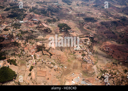 Vista dall'aereo a terra morto il paesaggio del Madagascar nei pressi di Antananarivo, la deforestazione è un global problema ambientale. Foto Stock