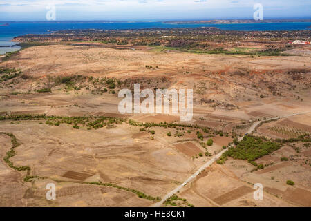 Vista dal piano di terra il paesaggio del Madagascar, costa vicino a Antananarivo, la deforestazione è un global problema ambientale. Foto Stock