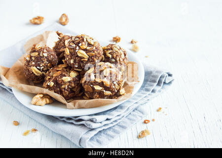 Sana energia organico granola morde con i dadi, cacao, banana e miele - vegetariano vegano materie uno snack o un pasto Foto Stock