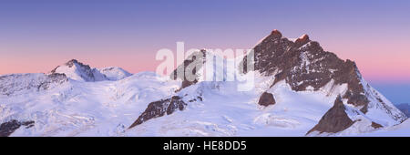 Dawn e la prima luce al di sopra del picco dello Jungfrau da Jungfraujoch in Svizzera su una chiara mattina. Foto Stock