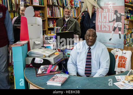 Londra, Regno Unito. 17 dicembre, 2016. Clyde Best, calcio inglese il pionieristico riscontro nero, segni la sua autobiografia in Upton Park. Foto Stock