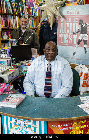 Londra, Regno Unito. 17 dicembre, 2016. Clyde Best, calcio inglese il pionieristico riscontro nero, segni la sua autobiografia in Upton Park. Foto Stock