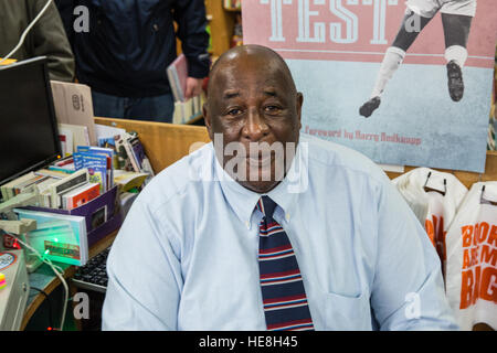 Londra, Regno Unito. 17 dicembre, 2016. Clyde Best, calcio inglese il pionieristico riscontro nero, segni la sua autobiografia in Upton Park. Foto Stock