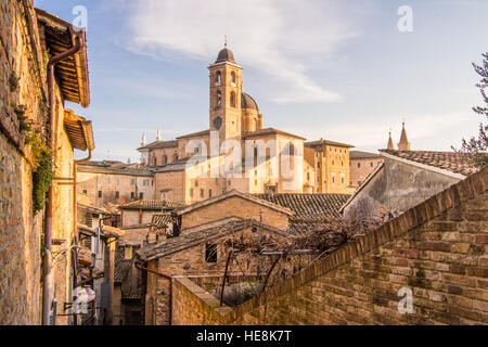 Urbino, città murata nelle Marche, e la sua Cattedrale. Foto Stock