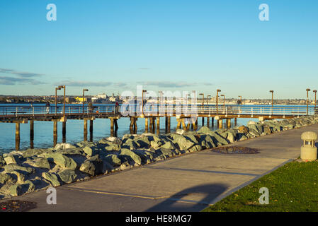 La pesca del molo a Embarcadero Marina Park. San Diego, California. Foto Stock