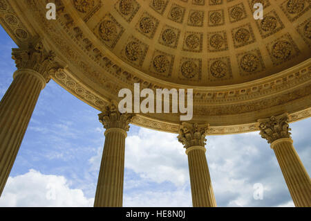 Cupola del tempio di amore / Temple de l'Amour in Marie-Antoniette's Estate a Versailles, Francia. Foto Stock