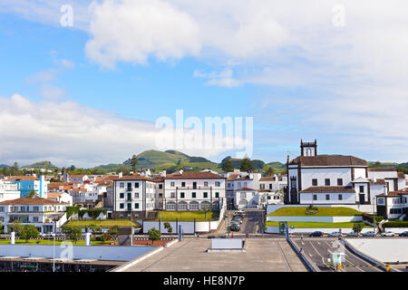 Vista su Ponta Delgada dall'oceano pier, Azzorre, Portogallo. Foto Stock