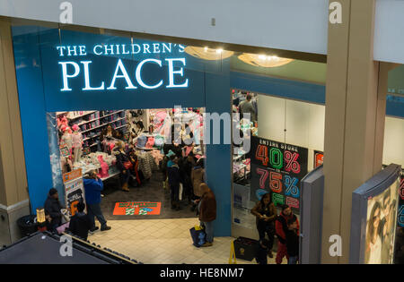 I bambini del luogo il Queens Center Mall nel quartiere di Queens a New York sulla cosiddetta Super Sabato, Dicembre 17, 2016. Perché la vigilia di Natale e Hanukah sia caduta su Sabato questa è stata l'ultima giornata di sabato shopping prima della vacanza. (© Richard B. Levine) Foto Stock