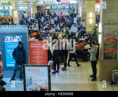 La trafficata food court nel Queens Center Mall nel quartiere di Queens a New York sulla cosiddetta Super Sabato, Dicembre 17, 2016. Perché la vigilia di Natale e Hanukah sia caduta su Sabato questa è stata l'ultima giornata di sabato shopping prima della vacanza. (© Richard B. Levine) Foto Stock