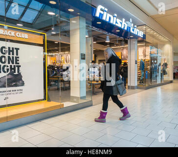 Finish Line store nel Queens Center Mall nel quartiere di Queens a New York sulla cosiddetta Super Sabato, Dicembre 17, 2016. Perché la vigilia di Natale e Hanukah sia caduta su Sabato questa è stata l'ultima giornata di sabato shopping prima della vacanza. (© Richard B. Levine) Foto Stock