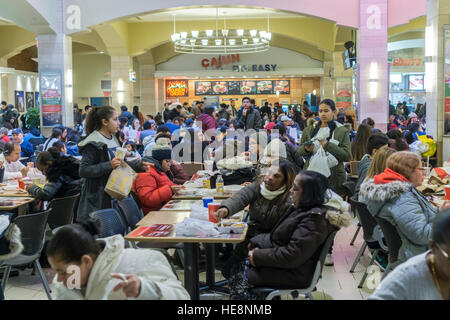 La trafficata food court nel Queens Center Mall nel quartiere di Queens a New York sulla cosiddetta Super Sabato, Dicembre 17, 2016. Perché la vigilia di Natale e Hanukah sia caduta su Sabato questa è stata l'ultima giornata di sabato shopping prima della vacanza. (© Richard B. Levine) Foto Stock