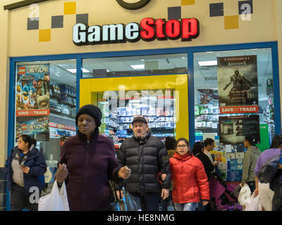 GameStop store il Queens Center Mall nel quartiere di Queens a New York sulla cosiddetta Super Sabato, Dicembre 17, 2016. Perché la vigilia di Natale e Hanukah sia caduta su Sabato questa è stata l'ultima giornata di sabato shopping prima della vacanza. (© Richard B. Levine) Foto Stock