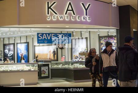 Kay Jewelers nel Queens Center Mall nel quartiere di Queens a New York sulla cosiddetta Super Sabato, Dicembre 17, 2016. Perché la vigilia di Natale e Hanukah sia caduta su Sabato questa è stata l'ultima giornata di sabato shopping prima della vacanza. (© Richard B. Levine) Foto Stock