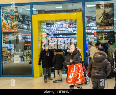 La Folla di last minute shoppers pack il Queens Center Mall nel quartiere di Queens a New York sulla cosiddetta Super Sabato, Dicembre 17, 2016. Perché la vigilia di Natale e Hanukah sia caduta su Sabato questa è stata l'ultima giornata di sabato shopping prima della vacanza. (© Richard B. Levine) Foto Stock