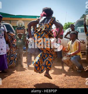 Ballerino di danza africana con musicisti in Kabala, Sierra Leone Foto Stock