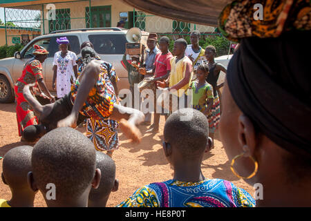 Ballerino di danza africana con musicisti in Kabala, Sierra Leone Foto Stock