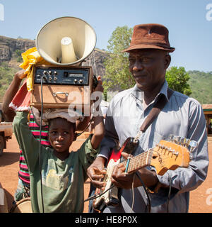 Ballerino di danza africana con musicisti in Kabala, Sierra Leone Foto Stock