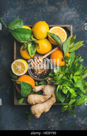 Ingredienti per realizzare il riscaldamento di immunità naturale di survoltaggio bevanda calda Foto Stock