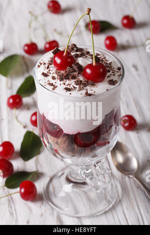 Gourmet Foresta Nera ciliegia dessert in un bicchiere vicino sul piano verticale. Foto Stock