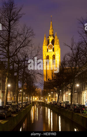 L'Europa, i Paesi Bassi, South Holland, Delft, la torre pendente della Oude Kerk (Vecchia chiesa) presso la città di canal Oude Delft. Foto Stock