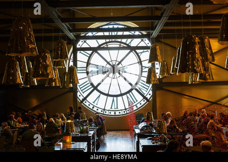 Orologio gigante del Musee d'Orsay a Parigi, Francia Foto Stock