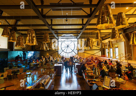 Orologio gigante del Musee d'Orsay a Parigi, Francia Foto Stock