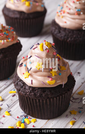 Tortini di cioccolato decorate con stelle e la luna sul tavolo di close-up verticale. Foto Stock