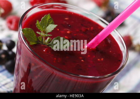 Fresh berry smoothie in una macro di vetro orizzontale. Foto Stock