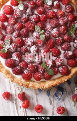 Fatti in casa crostata di lamponi con crema di close-up. Vista verticale da sopra Foto Stock