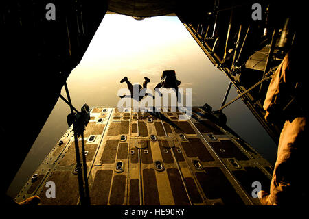 Air Force pararescuemen saltare da un HC-130 che dal 4 dicembre nel corso di un esercizio di formazione al largo di Gibuti. Il aviatori sono con l'ottantaduesima Expeditionary squadrone di soccorso che è assegnato a Combined Joint Task Force - Corno d Africa e in base fuori di Camp Lemonier, Gibuti. Il personale Sgt. Samuel Rogers) Foto Stock