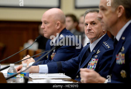 Air Force Vice Capo di Stato Maggiore gen. David L. Goldfein testimonia davanti la casa Servizi armati Comitato per l'attuale disponibilità del servizio, a Washington, Feb 12, 2016. Testimoniando con lui erano Lt. Gen. Giovanni "Jay" Raymond, l'Air Force vice capo del personale per le operazioni, e il tenente Gen. Giovanni B. Cooper, il Vice Capo del personale per il supporto logistico, di progettazione e di forza di protezione. Scott M. cenere) Foto Stock