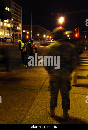 Stati Uniti Army Spc. George giovani, assegnata al 1° Battaglione, 111Reggimento di aviazione, Florida esercito nazionale Guard, assiste con controllo della folla e dirigere i civili vicino al National Mall durante l inaugurazione presidenziale a Washington D.C., Gennaio 21, 2013. Il presidente Barack H. Obama è stato eletto per un secondo mandato di quattro anni in office nov. 6, 2012. Più di 5.000 U.S. I membri del servizio hanno partecipato e sostenuto l'inaugurazione. Airman 1. Classe Penny Hamilton Foto Stock