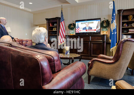 Il segretario di Stato John Kerry e Alan lordi di guardare un telegiornale del Presidente Barack Obama annunciando al lordo" aiuto umanitario il rilascio dalla prigione cubana a base comune Andrews, Md., Dic 17, 2014. Al lordo è stato restituito alla Andrews a bordo di una C-32 aeromobile a partire dall'ottantanovesimo Airlift Wing. Master Sgt. Kevin Wallace/ con consenso di Jill Zuckman) Foto Stock