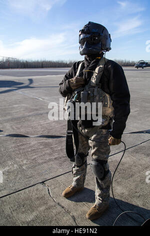 Alaska esercito nazionale del personale di guardia Sgt. Kevan Katkus, un UH-60 Black Hawk elicottero capo equipaggio assegnati al 1° Battaglione, 207th reggimento di aviazione, si prepara a condurre operazioni di volo su base comune Elmendorf-Richardson, Alaska, Ott. 21, 2015. Le operazioni di volo incluso rescue paranco di formazione e una vittima esercitazione di evacuazione con soldati assegnato al primo battaglione (airborne), 501Reggimento di Fanteria. Alejandro Pena) Foto Stock