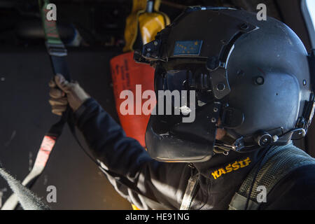 Alaska esercito nazionale del personale di guardia Sgt. Kevan Katkus, un UH-60 Black Hawk elicottero capo equipaggio assegnati al 1° Battaglione, 207th reggimento di aviazione, conduce operazioni di volo su base comune Elmendorf-Richardson, Alaska, Ott. 21, 2015. Le operazioni di volo incluso rescue paranco di formazione e una vittima esercitazione di evacuazione con soldati assegnato al primo battaglione (airborne), 501Reggimento di Fanteria. Alejandro Pena) Foto Stock