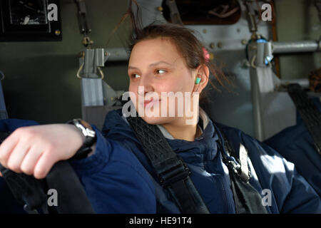 Un Alaska giovinezza militare Academy cadet scorre in un esercito di Alaska National Guard UH-60 Black Hawk elicottero assegnato al primo battaglione, 507th reggimento aviazione su base comune Elmendorf-Richardson, Alaska, Feb 24, 2015. L'Alaska esercito guardia nazionale ha partecipato al AMYA vasto programma per esporre i cadetti di vita militare. Alejandro Pena) Foto Stock