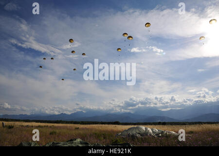 Stati Uniti Paracadutisti dell'esercito dall'ottantaduesima Airborne Division, Ft. Bragg, N.C., scendere da C-130H Hercules aeromobile durante un giunto forceable entry airdrop con Legione Straniera francese paracadutisti dal 2 estera Reggimento paracadutisti (2REP), parte dell'esercito francese di undicesima Parachute Brigade, a goccia Paolomagno zona vicino a Solenzara Air Base, Corsica, Francia, il 29 maggio 2014, a sostegno degli alleati per la Forge 2014. Questo esercizio ha portato dall'ottantaduesima Airborne Division in congiunzione con il 152e 165Air National Guard Airlift Ali, è il primo esercizio di interoperabilità progettato per migliorare bilatera Foto Stock