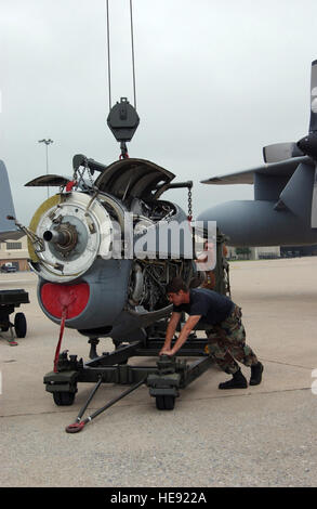 US Air Force (USAF) aviatori assegnato all'193rd gruppo Manutenzione (MXG), 193rd Special Operations Wing (SOW), Pennsylvania Air National Guard (PAANG), spingere un carrello sotto un motore aeronautico dopo averlo rimosso dalla USAF CE-130E Commando Solo aerei, a Middletown, Pennsylvania (PA). Foto Stock