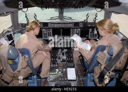 Il capitano Kate Bufton e capitano Emily Nelson, 816th Airlift Expeditionary Squadron piloti, rivedere le informazioni di volo prima di partire per una missione in un C-17 Globemaster III, Marzo 19, 2009, in una località segreta in Asia sud-ovest. Su questa missione particolare Capt. E Bufton Capt. Nelson sono parte di un tutto al femminile equipaggio di volo. Il cap. Bufton saluta da Charleston, S.C. e Capt. Nelson saluta da Orange, California Entrambi sono distribuiti da Charleston Air Force Base, S.C. a sostegno delle operazioni irachene e Enduring Freedom e Combined Joint Task Force - Corno d Africa. Senior Airman Andrew Sa Foto Stock