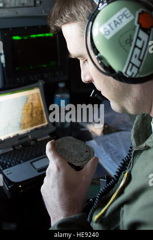 Il cap. Christopher Stapenhorst, 36th Airlift Squadron navigator, utilizza la E6B Flight Computer, come noto 'sfrecciare" delle ruote per calcolare la velocità di avanzamento, stimato il consumo di combustibile e aggiornato il tempo stimato di arrivo in aria, Ottobre 22, 2013. Osakabe Yasuo Foto Stock