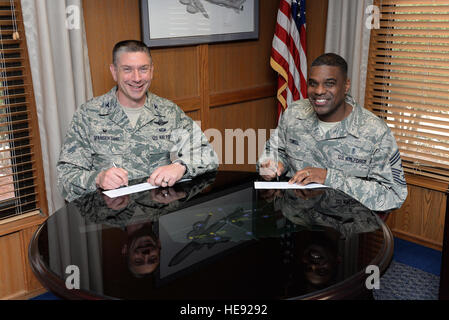 Stati Uniti Air Force Col. Bill Spangenthal, 97th Aria Mobilità Wing Commander e Chief Master Sgt. James Powell, 97th AMW command chief, firmare i loro 2015 Air Force Fondo di assistenza forme di donazione, Marzo 2, 2015. I soldi raccolti dalla campagna finanzierà quattro consociate di beneficenza: Air Force villaggi Charitable Foundation, l'Air Force Aiuto Società, generale e la sig.ra E. Curtis LeMay Foundation e la Air Force ha arruolato Village. Airman 1. Classe Megan E. Acs Foto Stock