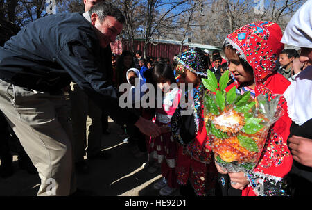 Provincia di Ghazni, Afghanistan - Karl Eikenberry, U.S. Ambasciatore in Afghanistan, scuote un po' la mano della bambina durante il parco giochi dedizione alla città di Ghazni orfanotrofio di Ghazni, Afghanistan dic. 15. Il parco giochi è stato donato da amici e familiari di USDA advisor Tom "Big Daddy" Stefani, che è stato ucciso in azione da una improvvisata dispositivo esplosivo in Ghazni in ottobre 2007. Durante il suo tempo di Ghazni, Stefani ha lavorato con la Direzione generale dell' agricoltura, bestiame e irrigazione e Texas agro-alimentare del team di sviluppo di creare piani per l'allevamento di pollame strutture, tree farm e uva migliorata pr Foto Stock