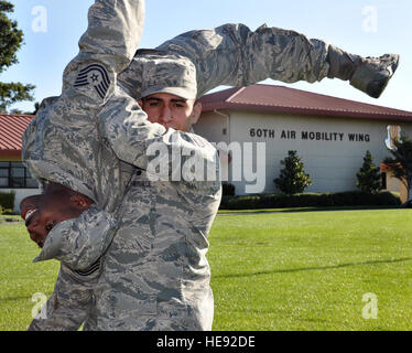 Senior Airman Nader Mahgribi, 860th Manutenzione aeromobili squadrone aerospaziali sistemi propulsions artigiano a Travis Air Force Base in California, preleva il suo supervisore, Tech. Sgt. Levar Alexander, 860th AMXS aerospaziali sistemi di propulsione artigiano, Ott. 27, per visualizzare le competenze di wrestling che ha raccolto lui 1010 atleta maschio dell'anno per la mobilità in aria il comando. Airman Mahgribi è stato scelto per il premio dopo la visualizzazione di abilità eccezionali come un atleta e un lottatore. Airman Mahgribi rappresentata la Air Force negli Stati Uniti Responsabili Nazionali dei campionati di wrestling e guadagnato una medaglia d'oro. (U.S. Aria F Foto Stock