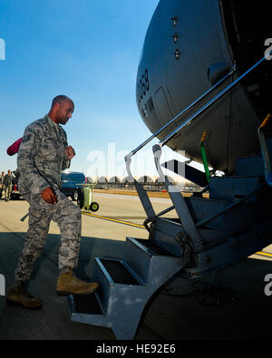 Stati Uniti Air Force Tech. Sgt. Elton Vance, la perforazione di un pozzo artigiano da 823rd rosso squadrone di cavalli, schede un C-17 Globemaster che è in volo cargo e membri del 823rd RHS a Eglin Air Force Base, FL., a McGuire AFB, NJ., nov. 3. 2012. Il 823rd RHS è di stanza al di fuori del campo di Hurlburt e è stato incaricato di assistere nel pompaggio di acqua nella città di New York come parte di un team di restauro. Airman 1. Classe Christopher Williams) Foto Stock