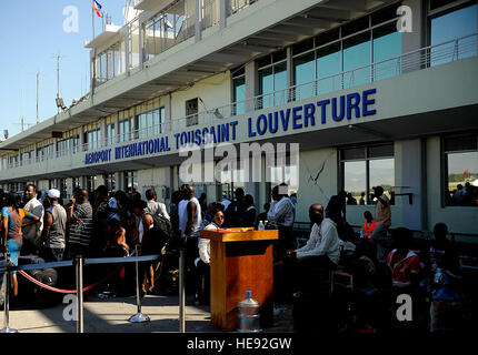 I cittadini statunitensi che vivono in Haiti di aspettare di essere evacuato dalla Troussaint Louverture Aeroporto Internazionale di Port-au-Prince, Haiti, Gennaio 15, 2010. Gran parte della capitale Port-au-Prince è stato devastato da un terremoto Gen 12, 2010. Master Sgt. Russell E. Cooley IV Foto Stock